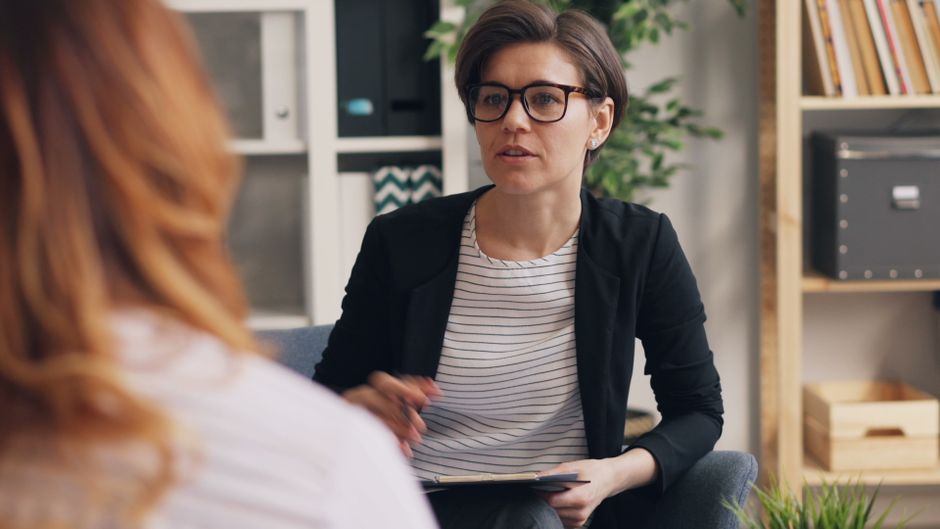 7 Signs You Actually Need to See a Therapist