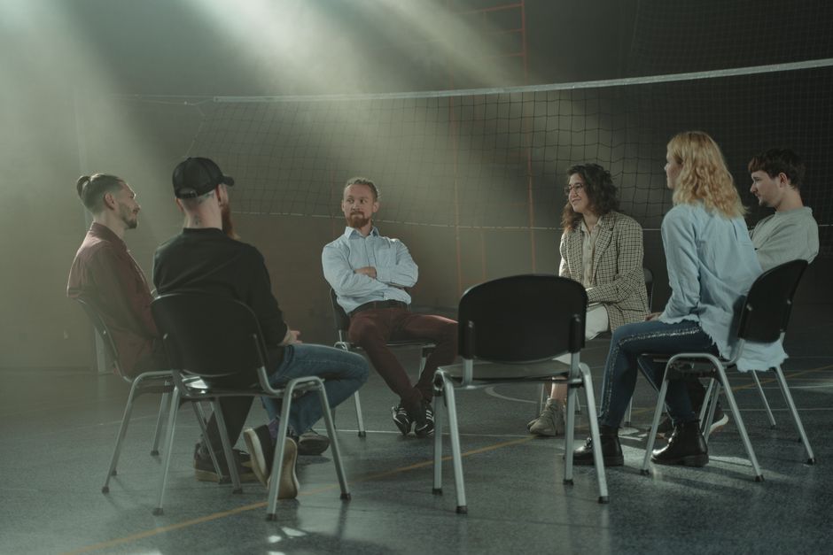 Support Groups vs Therapy: Which Works Best